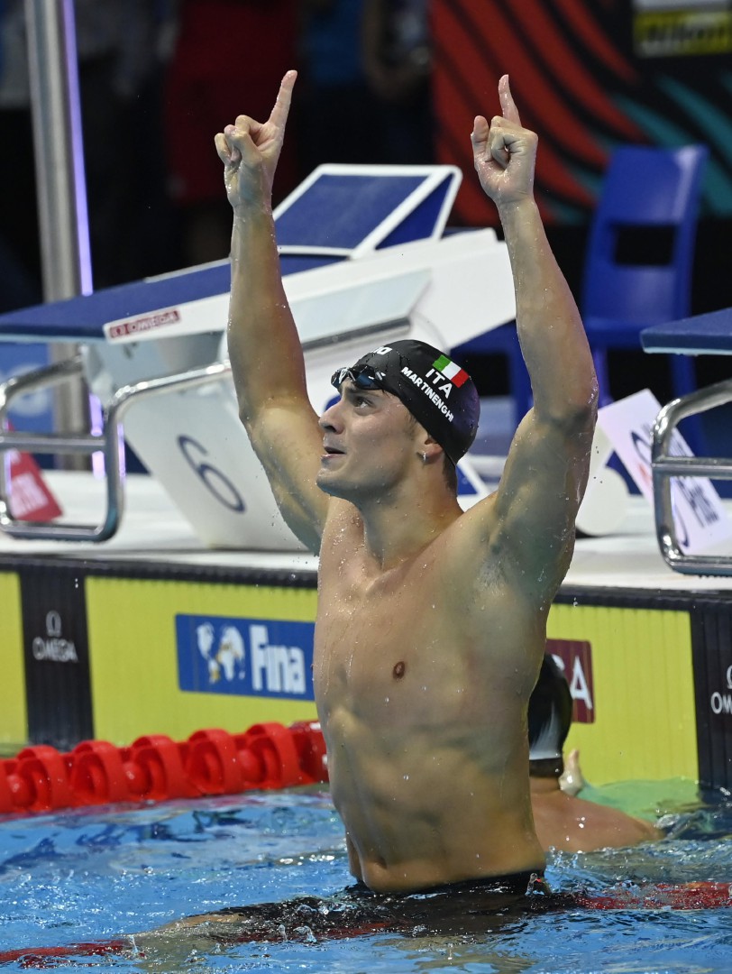 epa10022442 Nicolo Martinenghi of Italy celebrates after winning the men's 100m Breaststroke final of the Swimming events at the 19th FINA World Aquatics Championships in Budapest, Hungary, 19 June 2022. EPA/Tamas Kovacs HUNGARY OUT