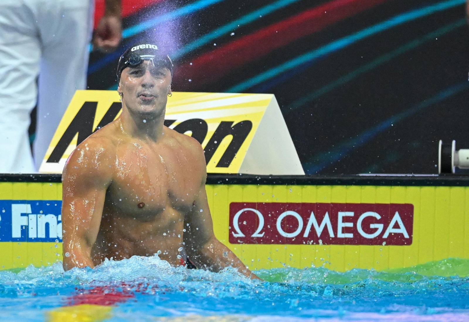 Italy's Nicolo Martinenghi celebrates taking gold in the men's 100m breaststroke finals the Budapest 2022 World Aquatics Championships at Duna Arena in Budapest on June 19, 2022. (Photo by Ferenc ISZA / AFP)