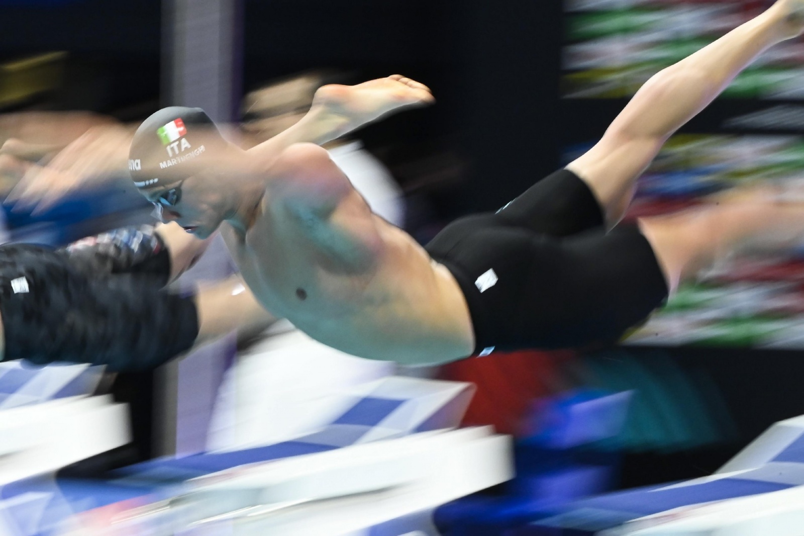 epa10022440 Nicolo Martinenghi of Italy is on his way to win the men's 100m Breaststroke final of the Swimming events at the 19th FINA World Aquatics Championships in Budapest, Hungary, 19 June 2022. EPA/Tamas Kovacs HUNGARY OUT