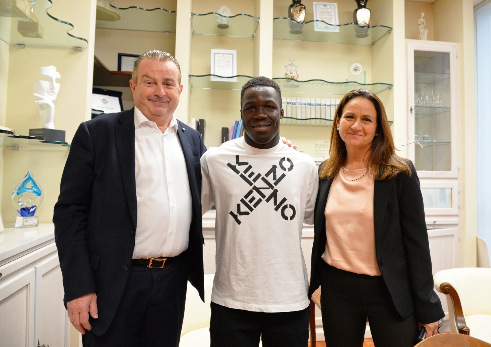 BUSTO ARSIZIO WILFRED GNONTO NAZIONALE DI CALCIO ESAMI MATURITA’ LICEO PANTANI NELLA FOTO CON MAURO E CINZIA GHISELLINI
