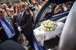 Cittadini partecipano al funerale della piccola Diana Pifferi nella chiesa dei santi Pietro e Paolo a San Giuliano Milanese, 29 Luglio 2022.ANSA/MATTEO CORNER