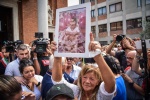 Cittadini partecipano al funerale della piccola Diana Pifferi nella chiesa dei santi Pietro e Paolo a San Giuliano Milanese, 29 Luglio 2022.ANSA/MATTEO CORNER