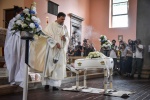 Il funerale della piccola Diana Pifferi nella chiesa dei santi Pietro e Paolo a San Giuliano Milanese, 29 Luglio 2022.ANSA/MATTEO CORNER