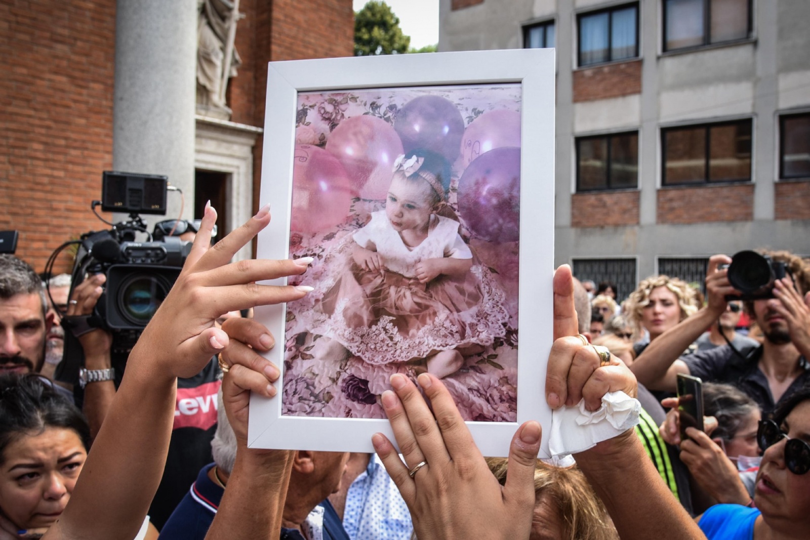 L�uscita della bara al funerale della piccola Diana Pifferi nella chiesa dei santi Pietro e Paolo a San Giuliano Milanese, 29 Luglio 2022.ANSA/MATTEO CORNER