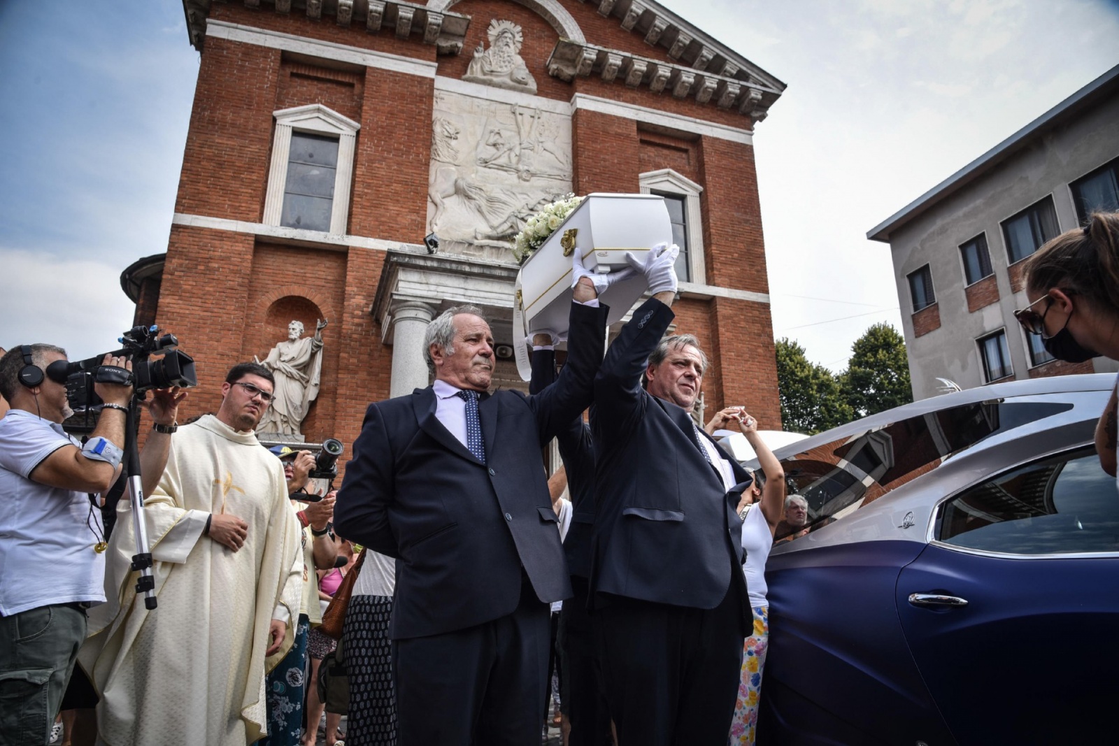 Cittadini partecipano al funerale della piccola Diana Pifferi nella chiesa dei santi Pietro e Paolo a San Giuliano Milanese, 29 Luglio 2022.ANSA/MATTEO CORNER
