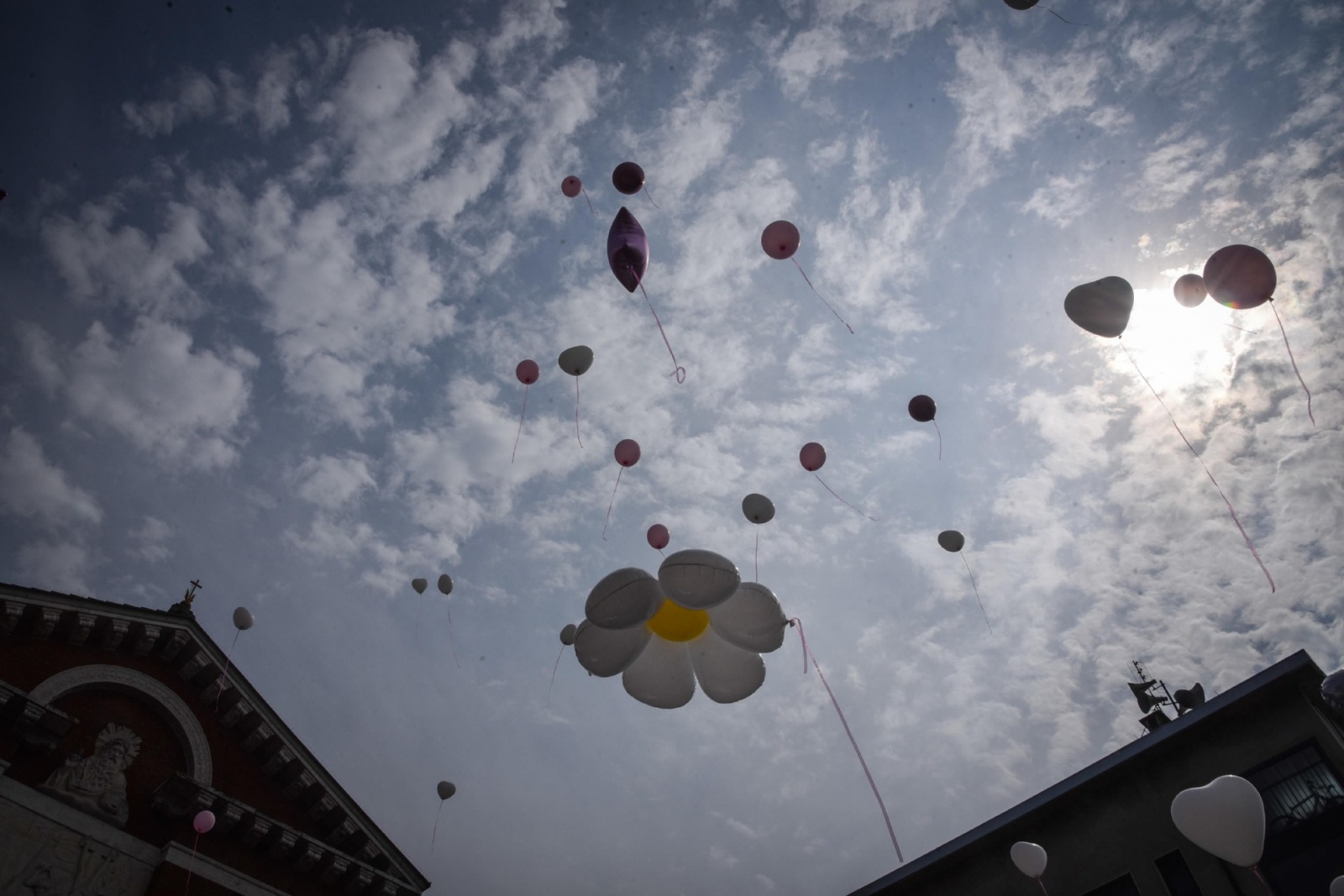 Cittadini partecipano al funerale della piccola Diana Pifferi nella chiesa dei santi Pietro e Paolo a San Giuliano Milanese, 29 Luglio 2022.ANSA/MATTEO CORNER
