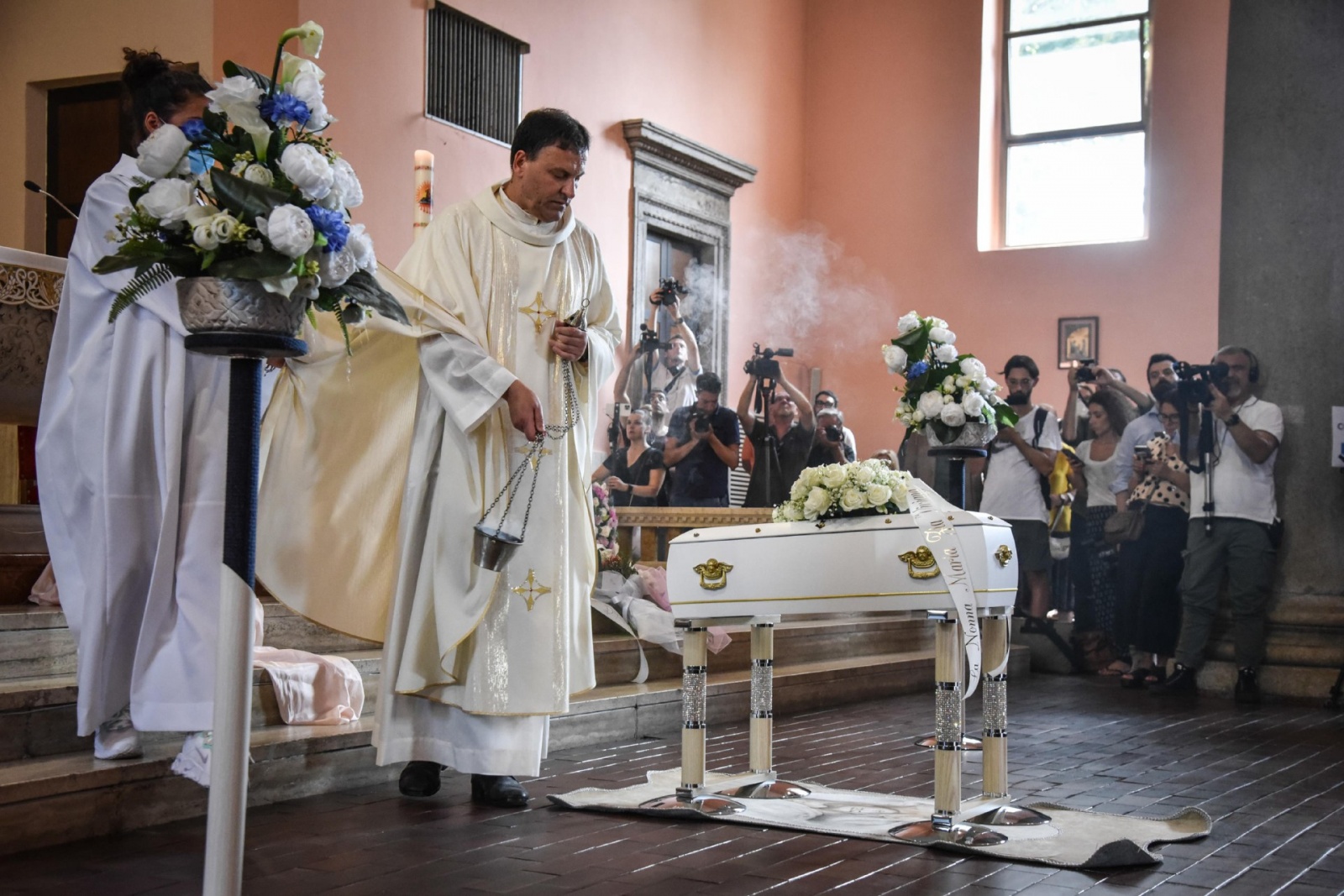 Il funerale della piccola Diana Pifferi nella chiesa dei santi Pietro e Paolo a San Giuliano Milanese, 29 Luglio 2022.ANSA/MATTEO CORNER