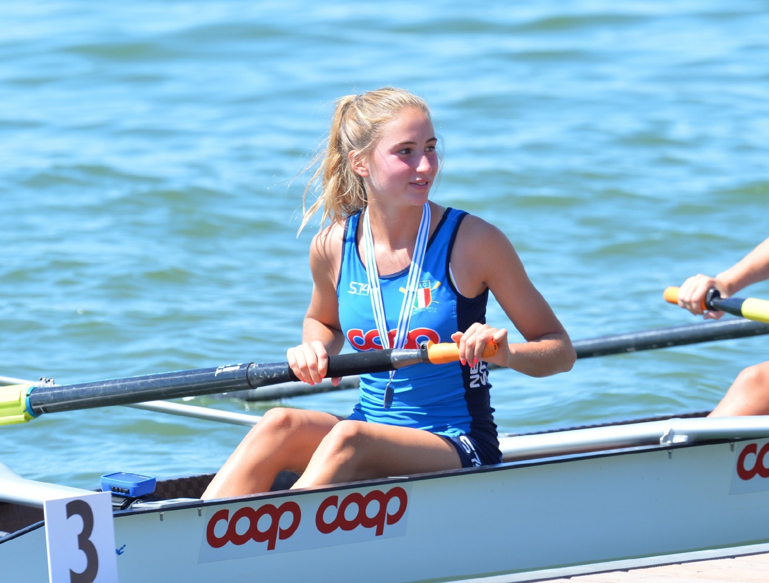 VARESE FINALI A MONDIALI CANOTTAGGIO 2022, UNDER 19 E PREMIAZIONI NELLA FOTO QUATTRO CON FEMMINILE CON CATERINA MONTEGGIA E MARGHERITA FANCHI MEDAGLIA DÕARGENTO