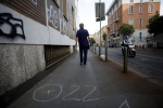 I rilievi effettuati dalla polizia locale in via Bartolini a Milano dove un 12enne è stato travolto e ucciso in sella alla sua bicicletta. Il conducente del mezzo non si è fermato a soccorrerlo. Il ragazzo è morto sul colpo, 9 agosto 2022. ANSA/MOURAD BAL