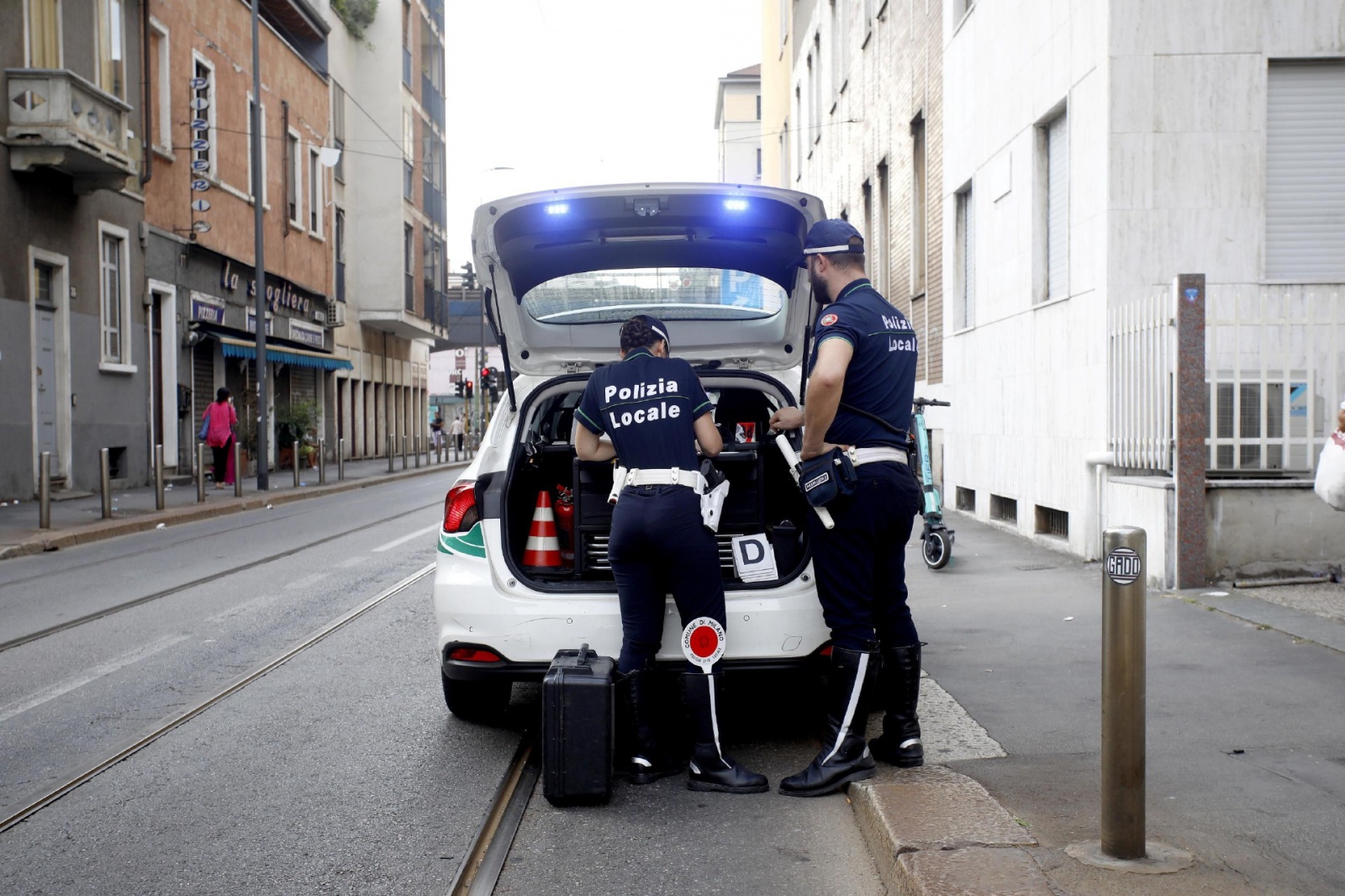 Dodicenne investito e ucciso in bicicletta - la Polizia Locale sul posto in via Bartolini a Milano, 9 agosto 2022.ANSA/MOURAD BALTI TOUATI