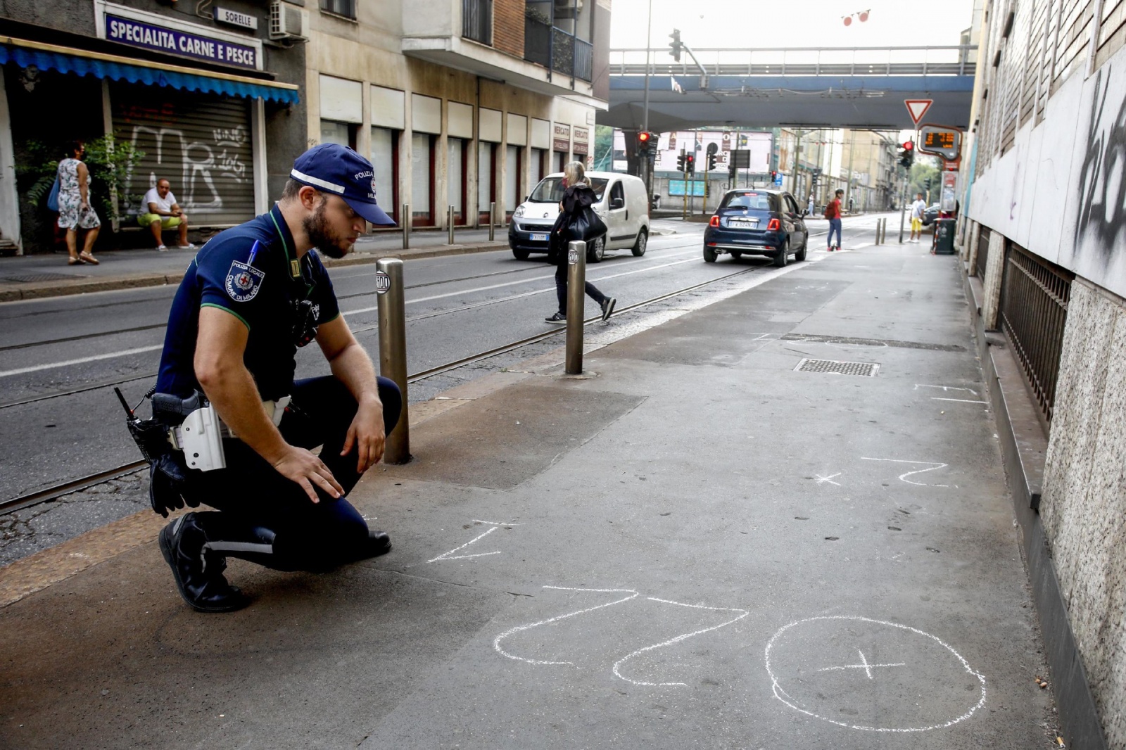Dodicenne investito e ucciso in bicicletta - la Polizia Locale sul posto in via Bartolini a Milano, 9 agosto 2022.ANSA/MOURAD BALTI TOUATI