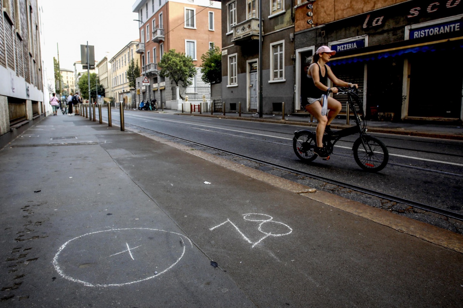 I rilievi effettuati dalla polizia locale in via Bartolini a Milano dove un 12enne è stato travolto e ucciso in sella alla sua bicicletta. Il conducente del mezzo non si è fermato a soccorrerlo. Il ragazzo è morto sul colpo, 9 agosto 2022. ANSA/MOURAD BAL