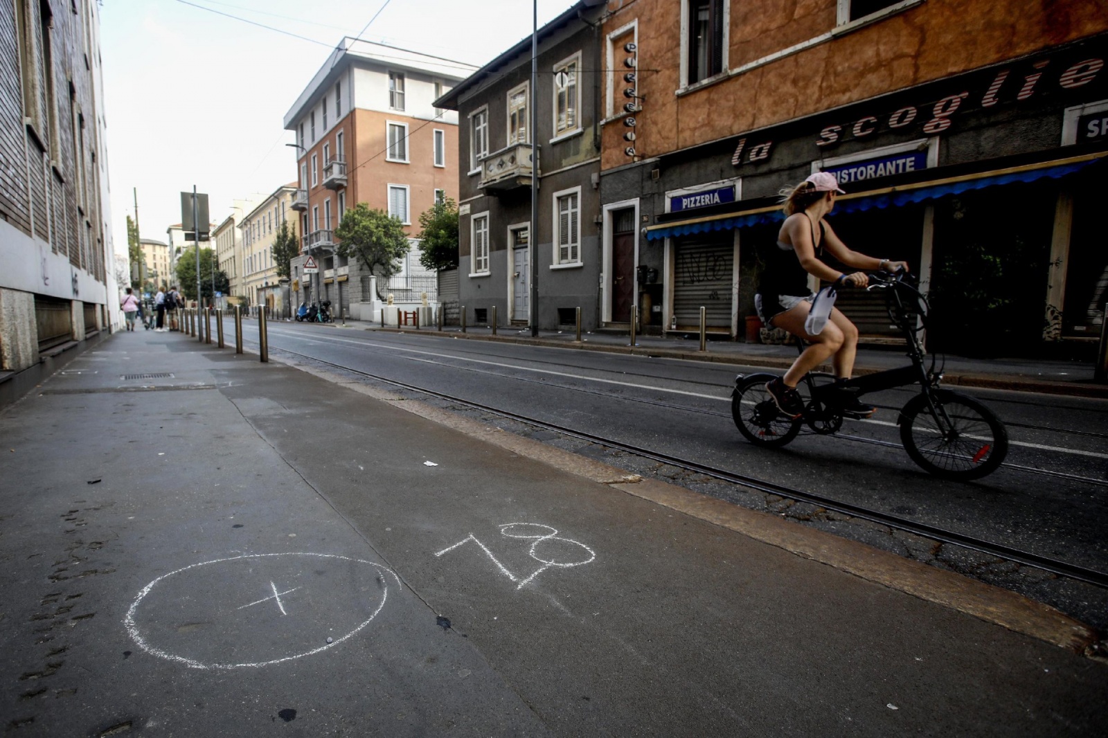 I rilievi effettuati dalla polizia locale in via Bartolini a Milano dove un 12enne è stato travolto e ucciso in sella alla sua bicicletta. Il conducente del mezzo non si è fermato a soccorrerlo. Il ragazzo è morto sul colpo, 9 agosto 2022. ANSA/MOURAD BAL