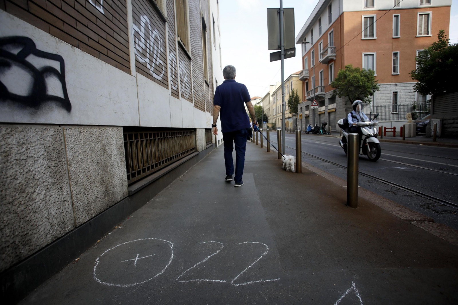 I rilievi effettuati dalla polizia locale in via Bartolini a Milano dove un 12enne è stato travolto e ucciso in sella alla sua bicicletta. Il conducente del mezzo non si è fermato a soccorrerlo. Il ragazzo è morto sul colpo, 9 agosto 2022. ANSA/MOURAD BAL