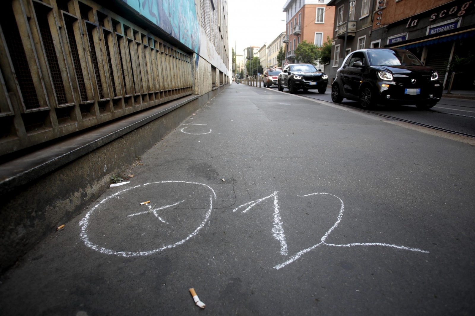 I rilievi effettuati dalla polizia locale in via Bartolini a Milano dove un 12enne è stato travolto e ucciso in sella alla sua bicicletta. Il conducente del mezzo non si è fermato a soccorrerlo. Il ragazzo è morto sul colpo, 9 agosto 2022. ANSA/MOURAD BAL
