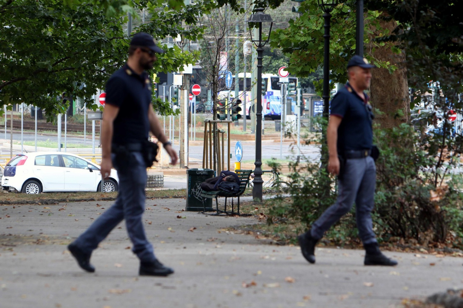 Il punto in cui una giovane donna di 22 anni è stata accoltellata nella centrale piazza della Repubblica, Milano, 17 Agosto 2022. ANSA/PAOLO SALMOIRAGO