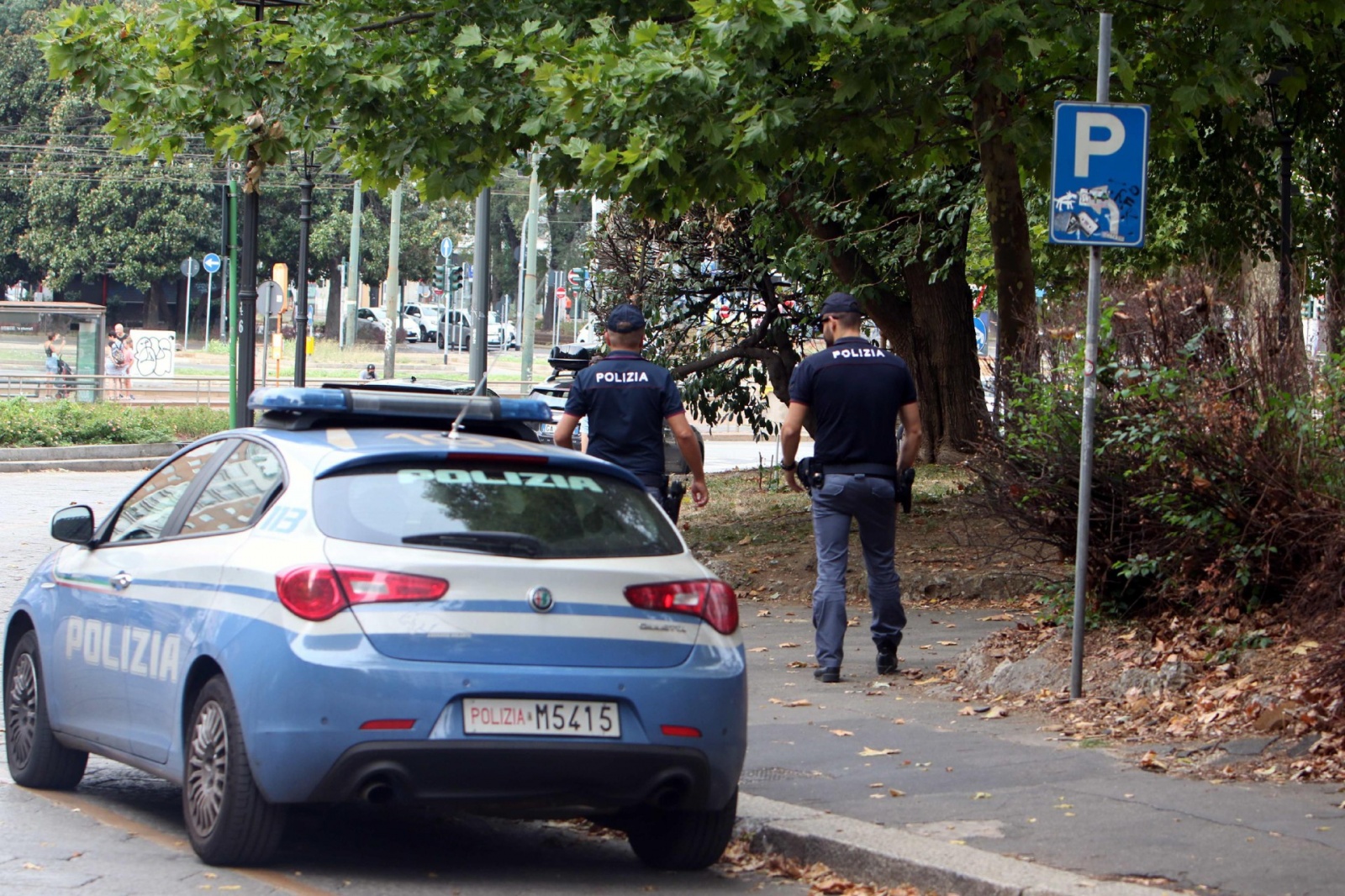 Il punto in cui una giovane donna di 22 anni è stata accoltellata nella centrale piazza della Repubblica, Milano, 17 Agosto 2022. ANSA/PAOLO SALMOIRAGO