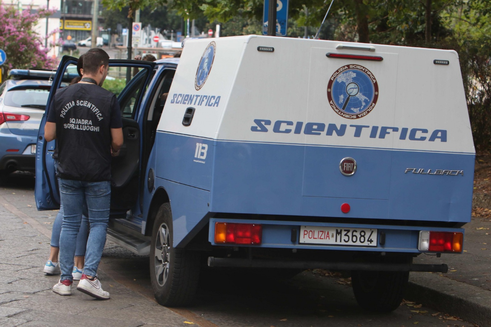 Il punto in cui una giovane donna di 22 anni è stata accoltellata nella centrale piazza della Repubblica, Milano, 17 Agosto 2022. ANSA/PAOLO SALMOIRAGO