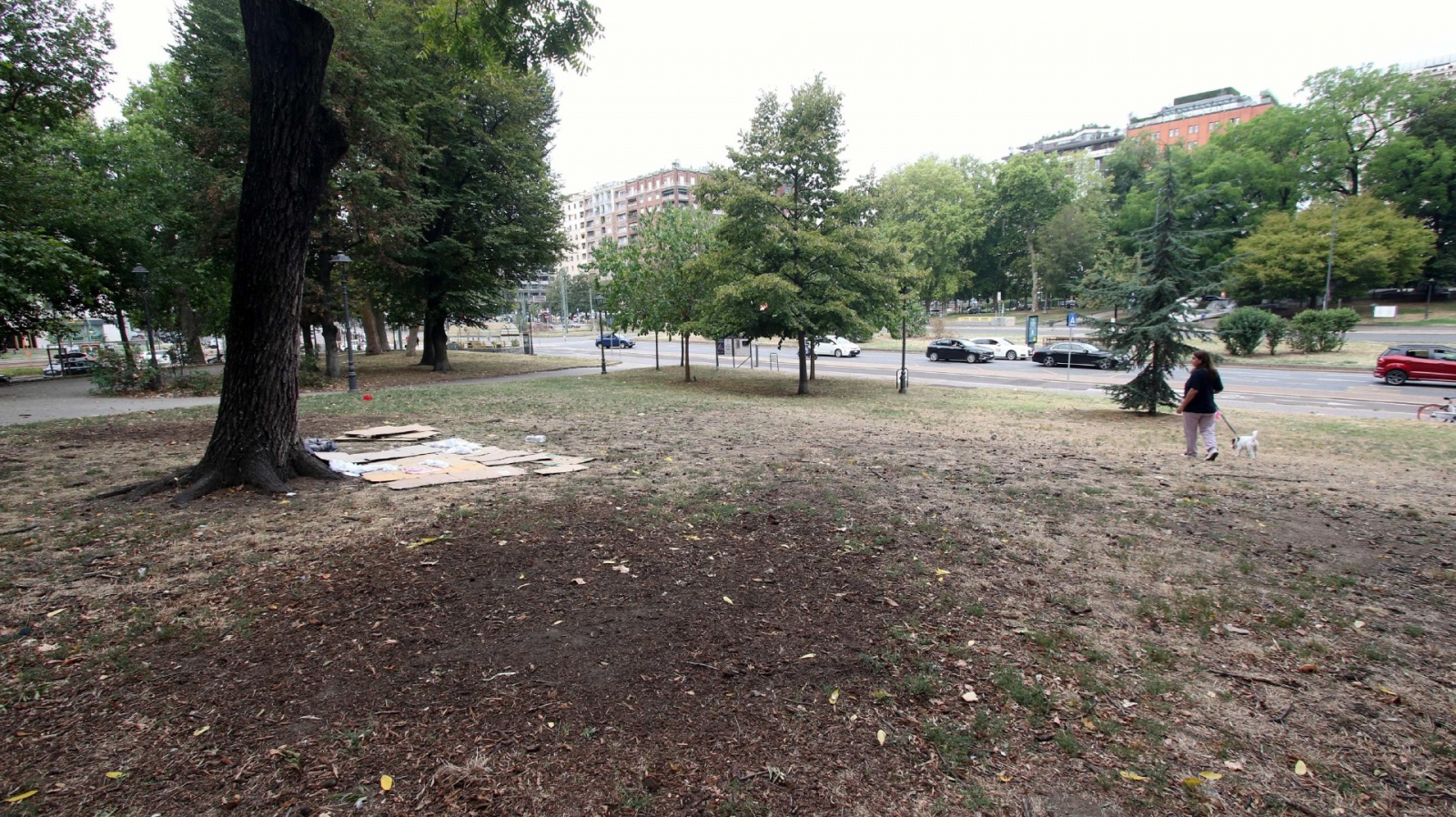 Il punto in cui una giovane donna di 22 anni è stata accoltellata nella centrale piazza della Repubblica, Milano, 17 Agosto 2022. ANSA/PAOLO SALMOIRAGO
