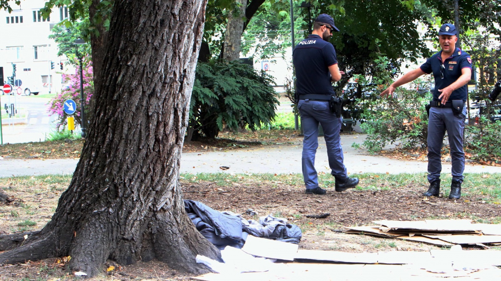 Il punto in cui una giovane donna di 22 anni è stata accoltellata nella centrale piazza della Repubblica, Milano, 17 Agosto 2022. ANSA/PAOLO SALMOIRAGO