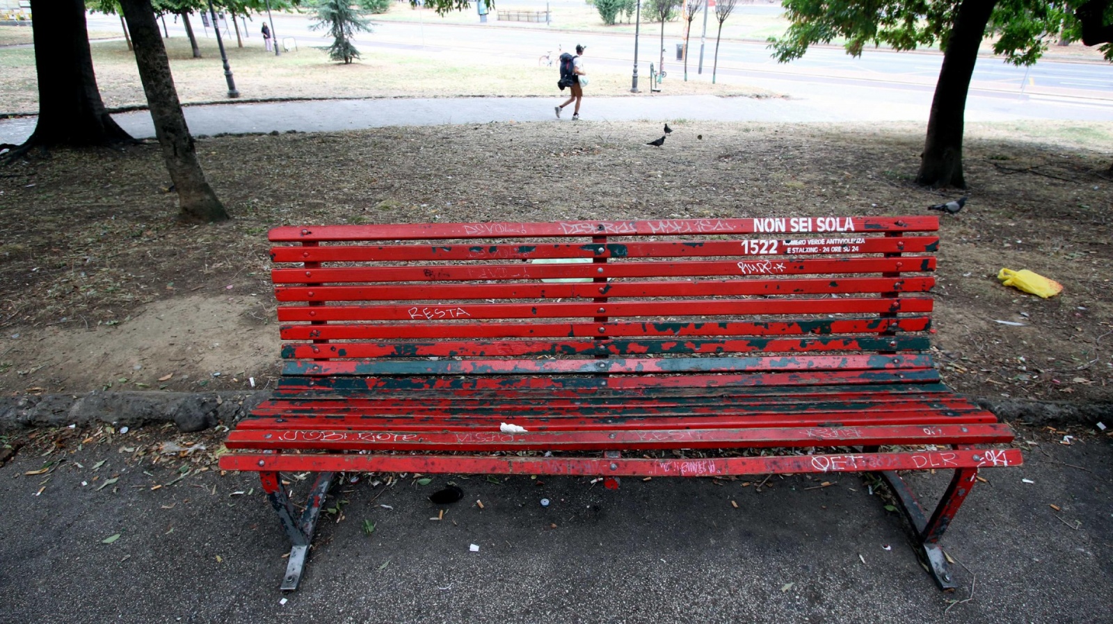 Il punto in cui una giovane donna di 22 anni è stata accoltellata nella centrale piazza della Repubblica, Milano, 17 Agosto 2022. ANSA/PAOLO SALMOIRAGO