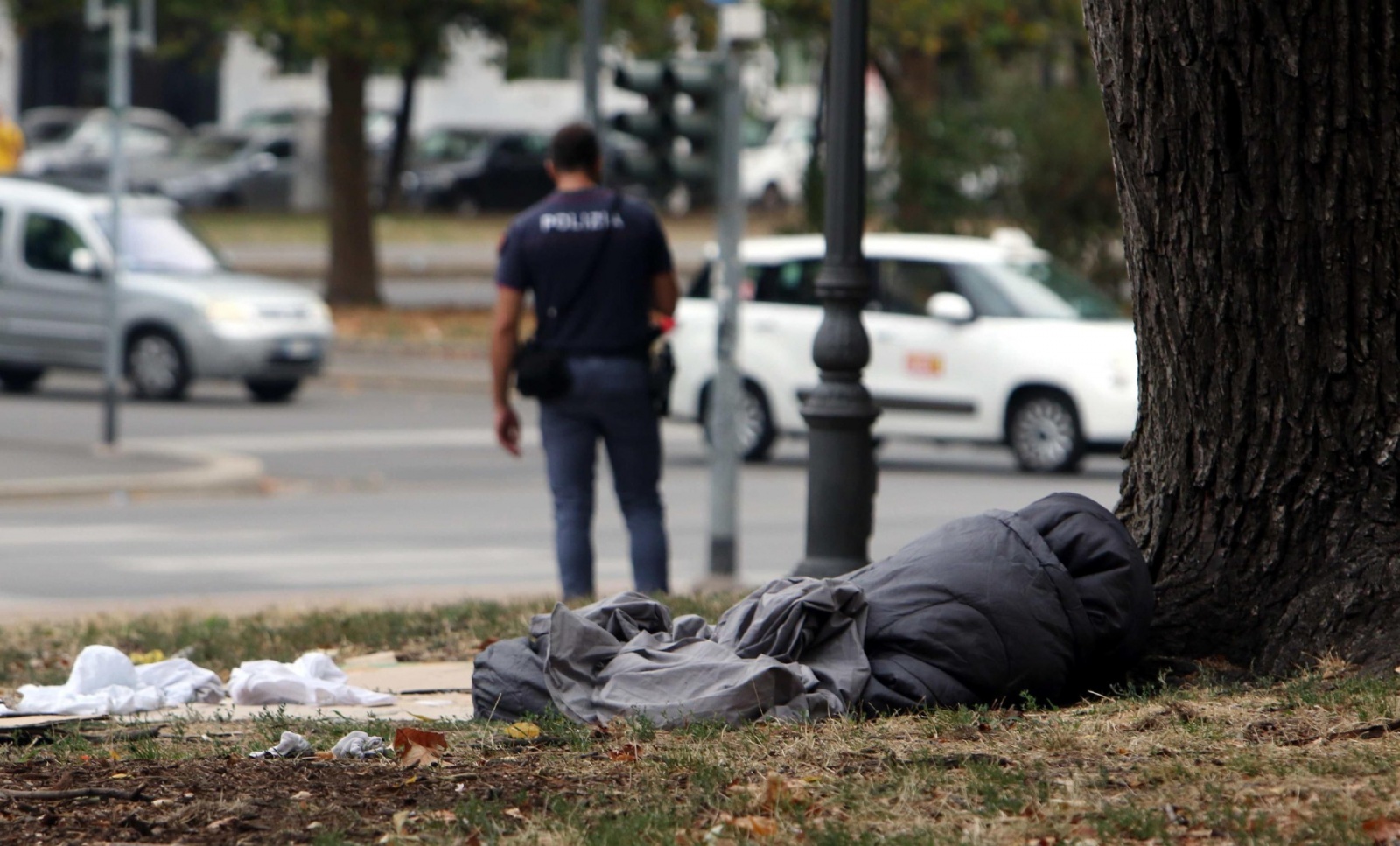Il punto in cui una giovane donna di 22 anni è stata accoltellata nella centrale piazza della Repubblica, Milano, 17 Agosto 2022. ANSA/PAOLO SALMOIRAGO
