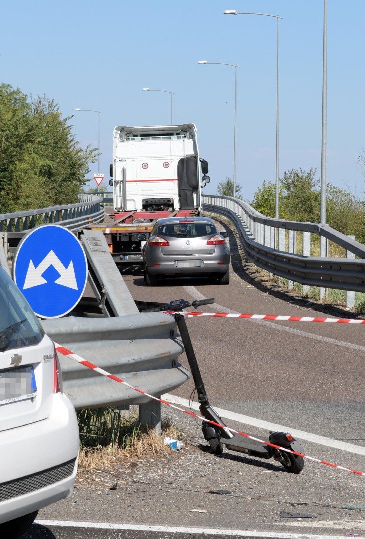 Un 32enne di origine asiatica è stato investito e ucciso oggi da un Tir mentre percorreva una rampa in monopattino. L'incidente è avvenuto sulla strada provinciale Cassanese, all'altezza del Comune di Melzo, nel Milanese. L'uomo è morto sul colpo. Sul pos