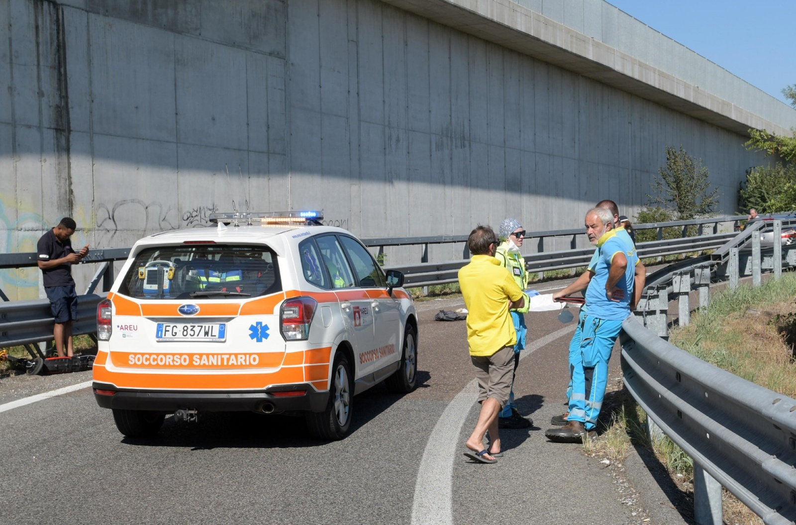 Un 32enne di origine asiatica è stato investito e ucciso oggi da un Tir mentre percorreva una rampa in monopattino. L'incidente è avvenuto sulla strada provinciale Cassanese, all'altezza del Comune di Melzo, nel Milanese. L'uomo è morto sul colpo. Sul pos