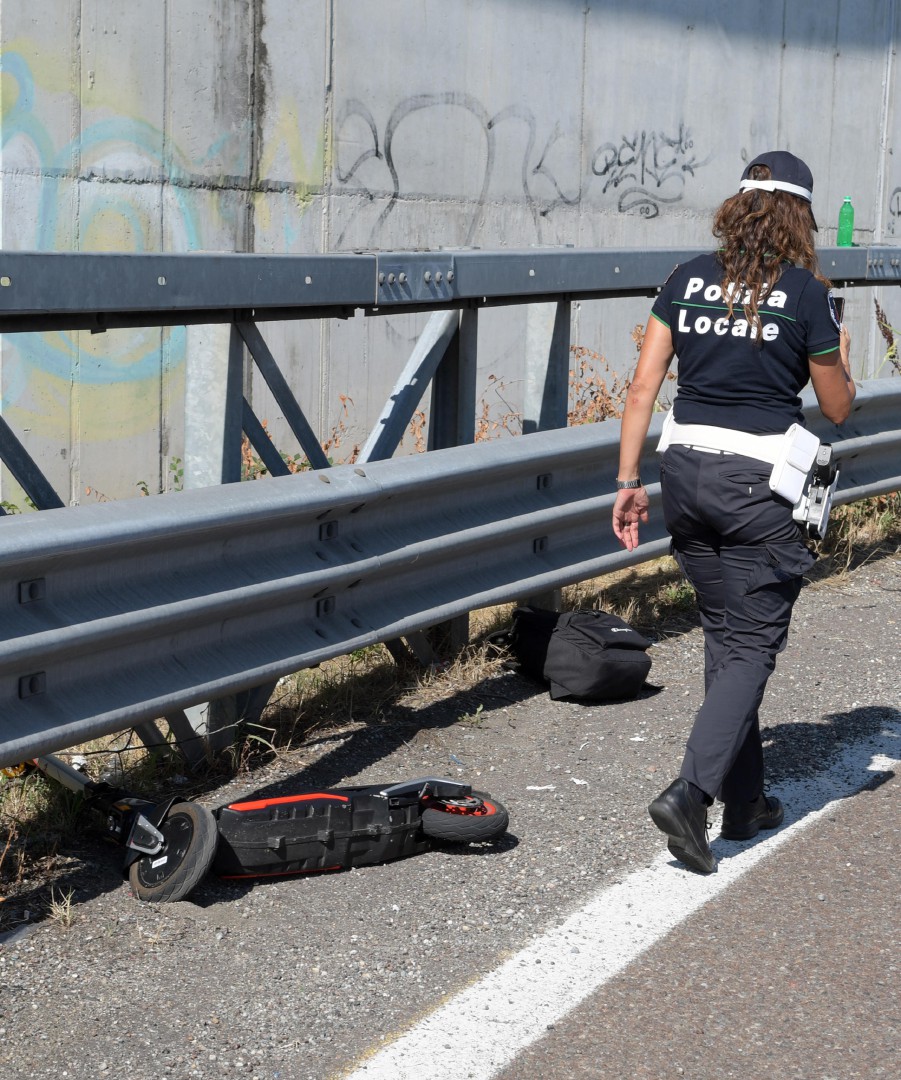 Un 32enne di origine asiatica è stato investito e ucciso oggi da un Tir mentre percorreva una rampa in monopattino. L'incidente è avvenuto sulla strada provinciale Cassanese, all'altezza del Comune di Melzo, nel Milanese. L'uomo è morto sul colpo. Sul pos