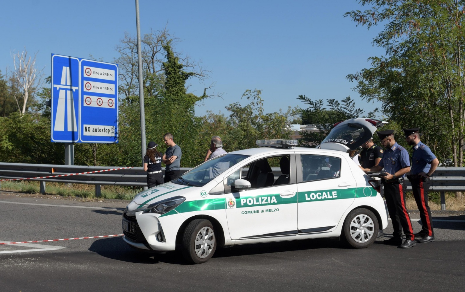 Un 32enne di origine asiatica è stato investito e ucciso oggi da un Tir mentre percorreva una rampa in monopattino. L'incidente è avvenuto sulla strada provinciale Cassanese, all'altezza del Comune di Melzo, nel Milanese. L'uomo è morto sul colpo. Sul pos