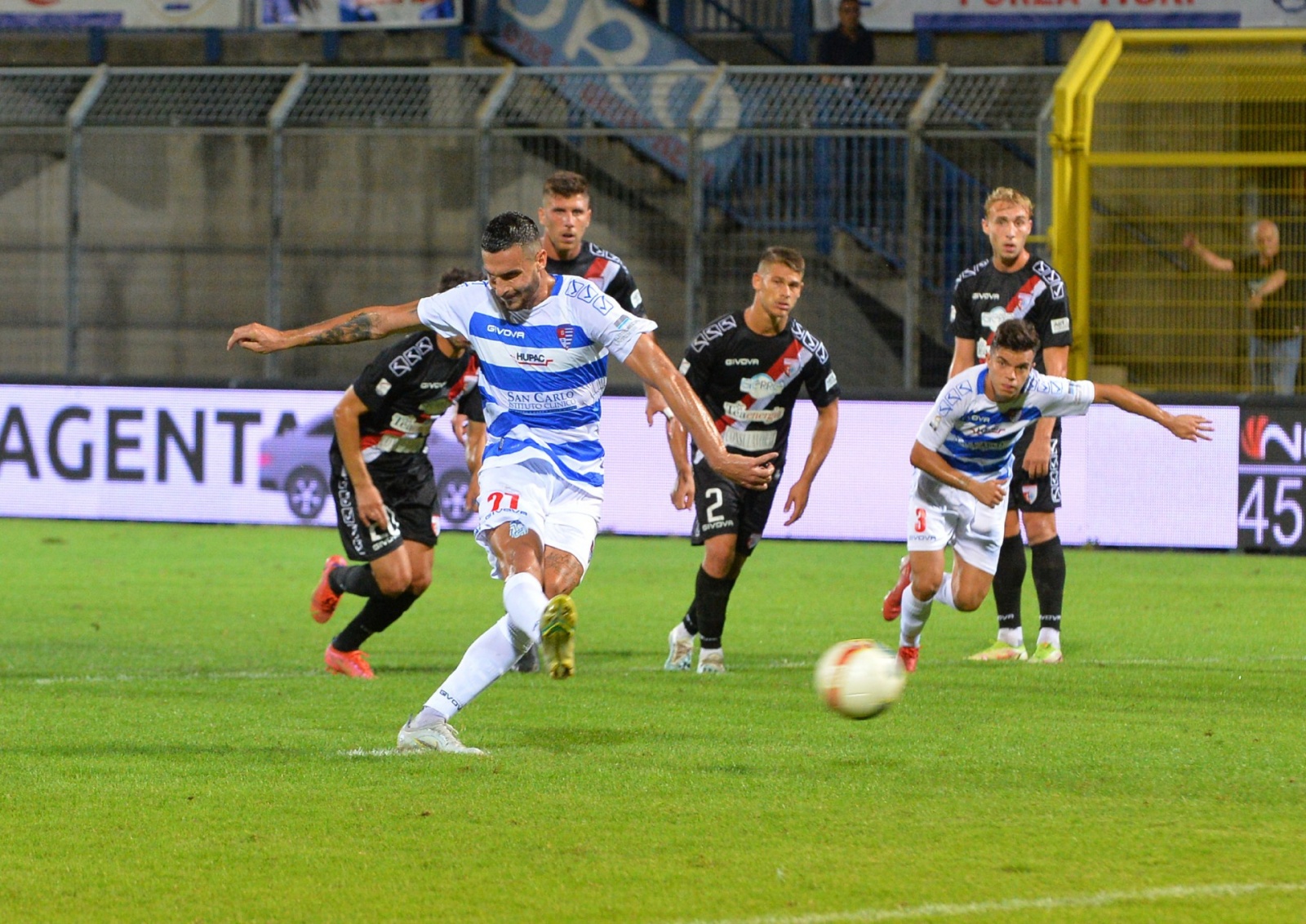 BUSTO ARSIZIO PRO PATRIA MANTOVA CALCIO NELLA FOTO PIU GOL RIGORE