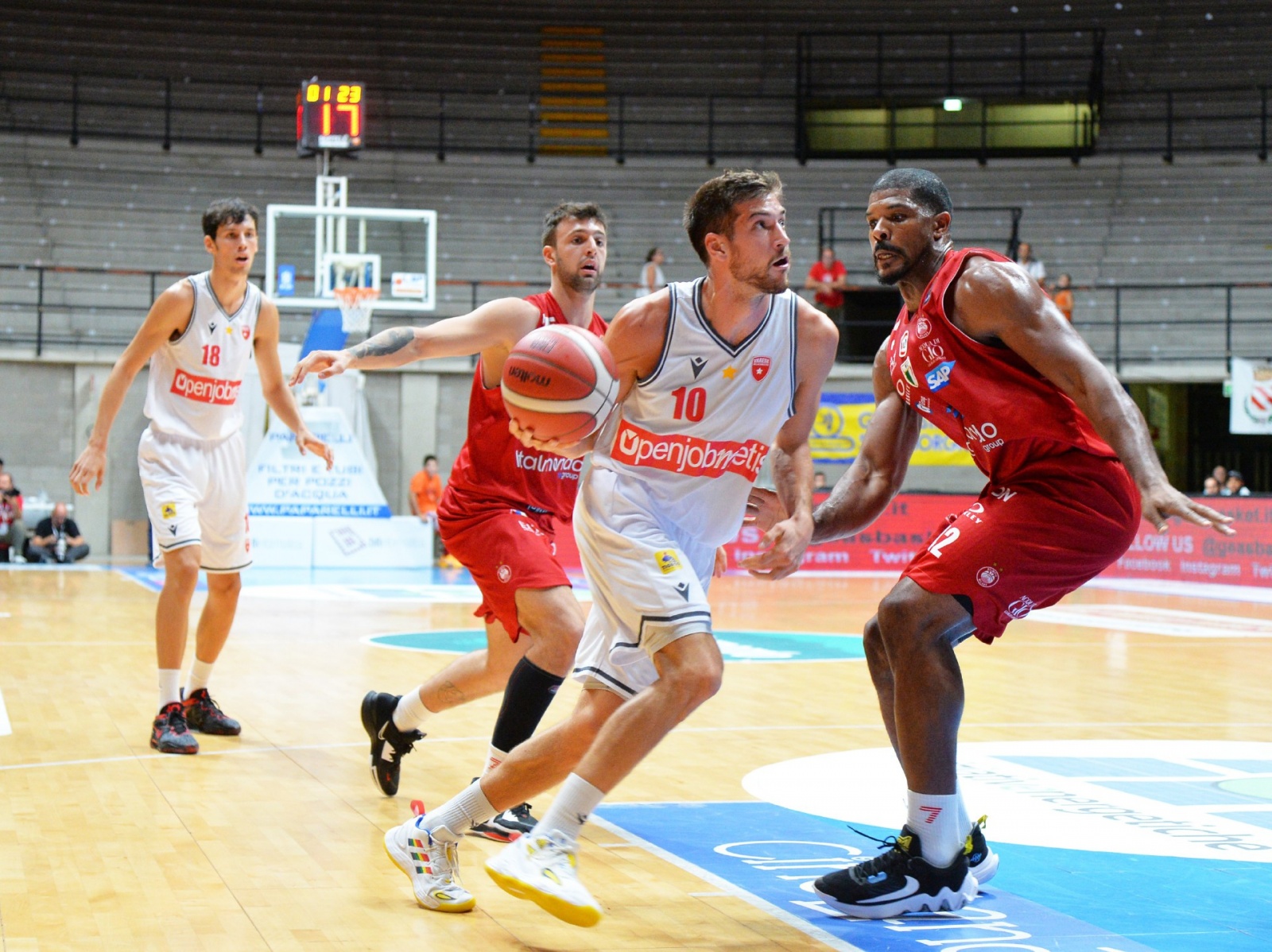 DESIO OPENJOBMETIS VARESE OLIMPIA MILANO NELLA FOTO DE NICOLAO