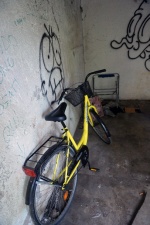 TRADATE OPERAZIONE ANTIDROGA ESEGUITA DALLA SEZIONE NARCOTICI SQUADRA MOBILE CON L�AUSILIO DEL REPARTO PREVENZIONE CRIMINE, CARABINIERI E POLIZIE LOCALI NELLA FOTO INTERNO DELLA CASETTA USATO COME BASE E BIVACCO DAGLI SPACCIATORI