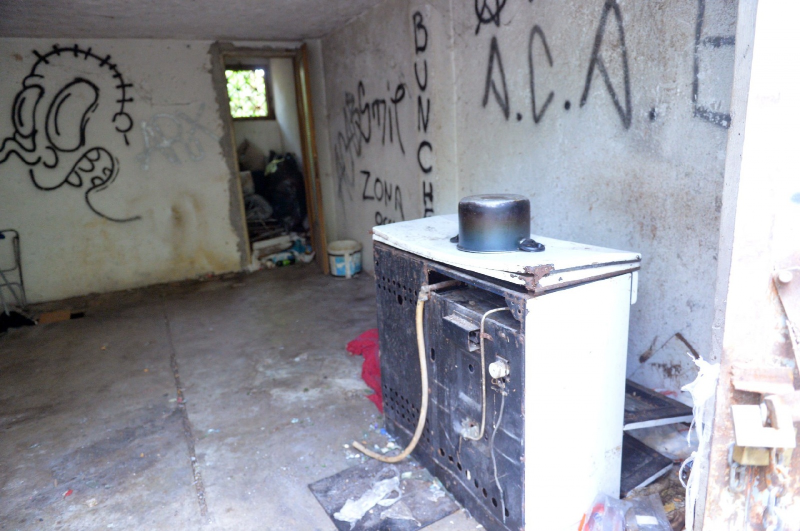 TRADATE OPERAZIONE ANTIDROGA ESEGUITA DALLA SEZIONE NARCOTICI SQUADRA MOBILE CON L�AUSILIO DEL REPARTO PREVENZIONE CRIMINE, CARABINIERI E POLIZIE LOCALI NELLA FOTO INTERNO DELLA CASETTA USATO COME BASE E BIVACCO DAGLI SPACCIATORI