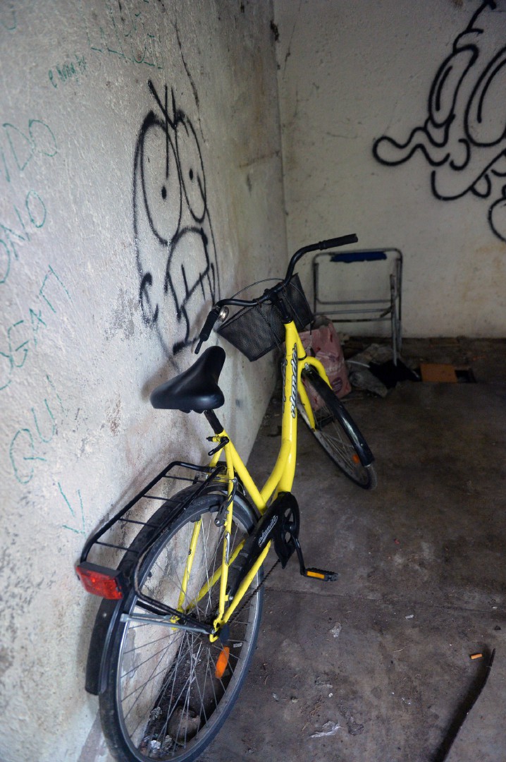 TRADATE OPERAZIONE ANTIDROGA ESEGUITA DALLA SEZIONE NARCOTICI SQUADRA MOBILE CON L�AUSILIO DEL REPARTO PREVENZIONE CRIMINE, CARABINIERI E POLIZIE LOCALI NELLA FOTO INTERNO DELLA CASETTA USATO COME BASE E BIVACCO DAGLI SPACCIATORI