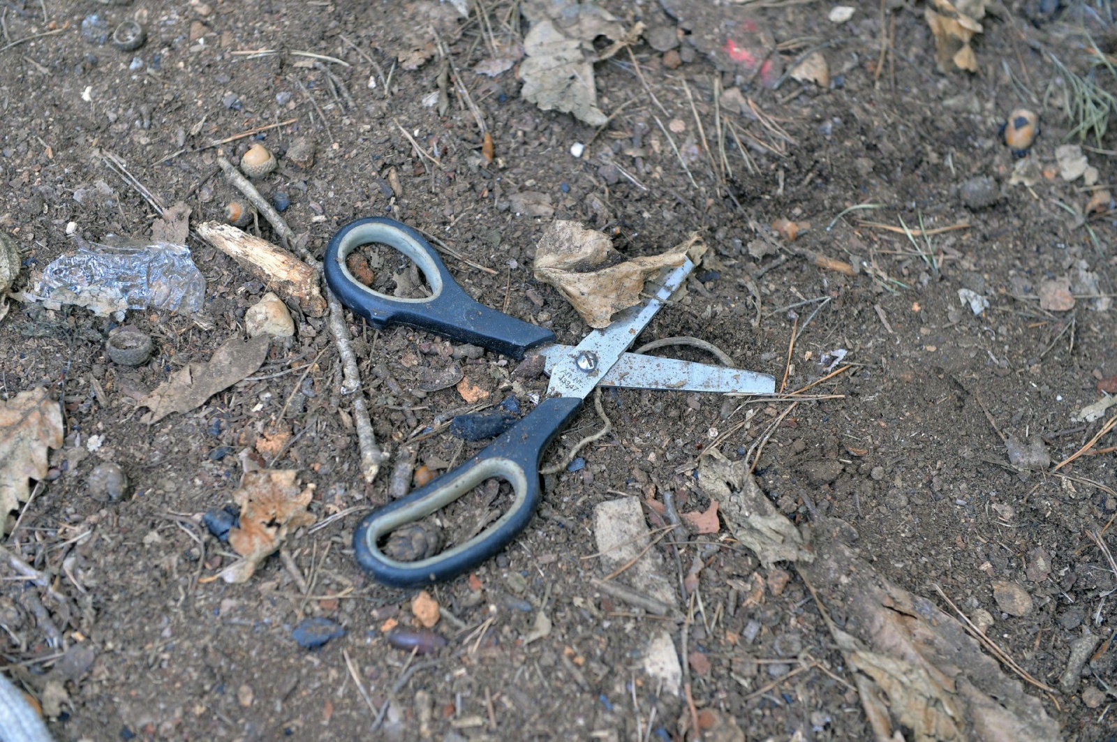 TRADATE OPERAZIONE ANTIDROGA ESEGUITA DALLA SEZIONE NARCOTICI SQUADRA MOBILE CON L�AUSILIO DEL REPARTO PREVENZIONE CRIMINE, CARABINIERI E POLIZIE LOCALI NELLA FOTO LUOGO DI PREPARAZIONE DELLE DOSI DA VENDERE