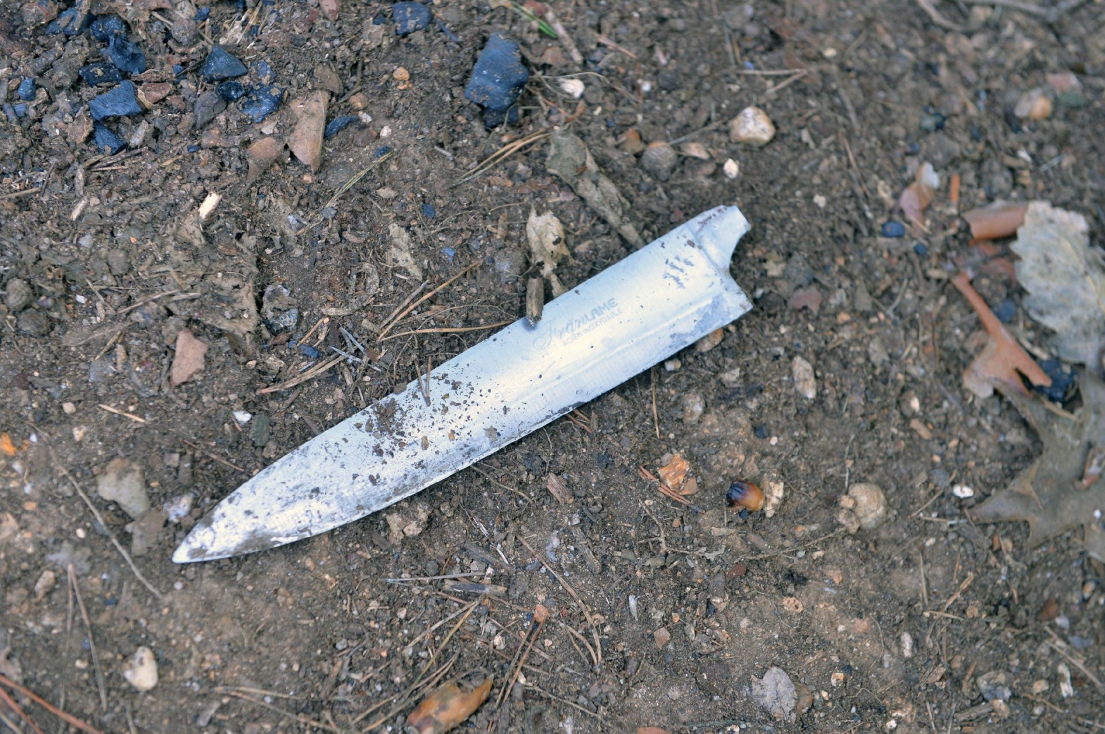 TRADATE OPERAZIONE ANTIDROGA ESEGUITA DALLA SEZIONE NARCOTICI SQUADRA MOBILE CON L�AUSILIO DEL REPARTO PREVENZIONE CRIMINE, CARABINIERI E POLIZIE LOCALI NELLA FOTO UN COLTELLO USATO DAGLI SPACCIATORI PER PREPARARE LE DOSI