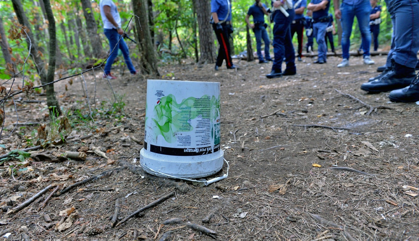 TRADATE OPERAZIONE ANTIDROGA ESEGUITA DALLA SEZIONE NARCOTICI SQUADRA MOBILE CON L�AUSILIO DEL REPARTO PREVENZIONE CRIMINE, CARABINIERI E POLIZIE LOCALI NELLA FOTO UN SECCHIO USATO DA UNO DEI PALI DEGLI SPACCIATORI COME SGABELLO