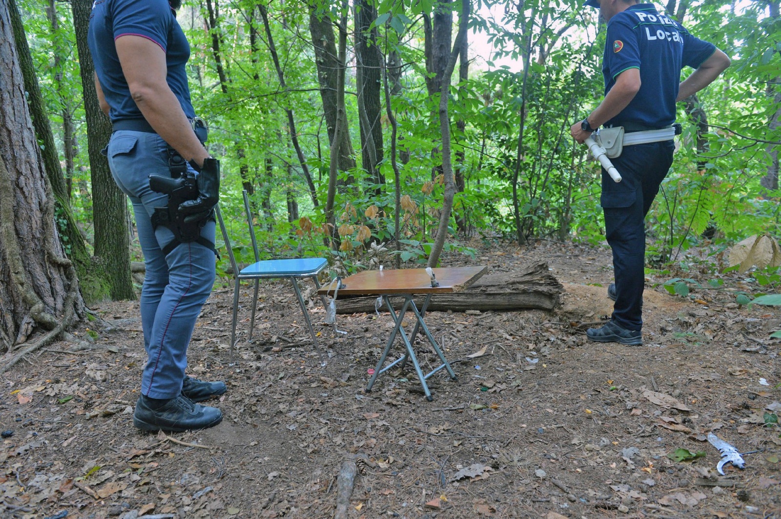 TRADATE OPERAZIONE ANTIDROGA ESEGUITA DALLA SEZIONE NARCOTICI SQUADRA MOBILE CON L�AUSILIO DEL REPARTO PREVENZIONE CRIMINE, CARABINIERI E POLIZIE LOCALI NELLA FOTO IL TAVOLINO DOVE STAZIONANO GLI SPACCIATORI PER VENDERE