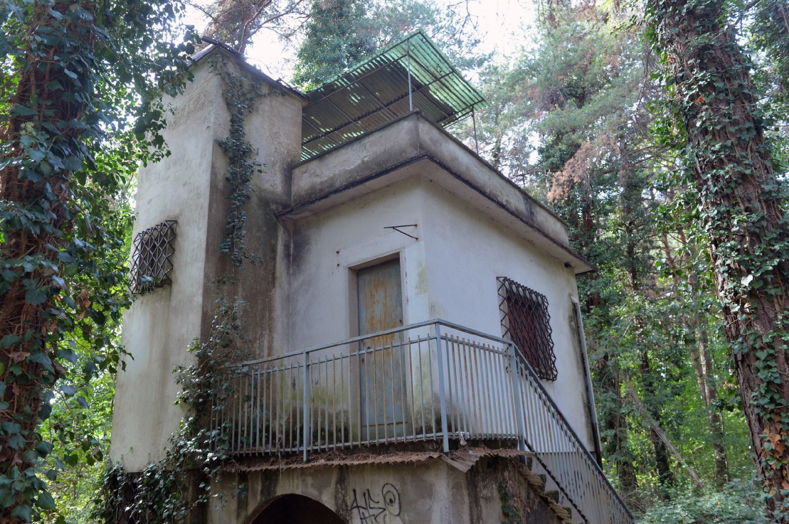 TRADATE OPERAZIONE ANTIDROGA ESEGUITA DALLA SEZIONE NARCOTICI SQUADRA MOBILE CON L�AUSILIO DEL REPARTO PREVENZIONE CRIMINE, CARABINIERI E POLIZIE LOCALI NELLA FOTO LA CASETTA USATA DAGLI SPACCIATORI COME BASE E BIVACCO