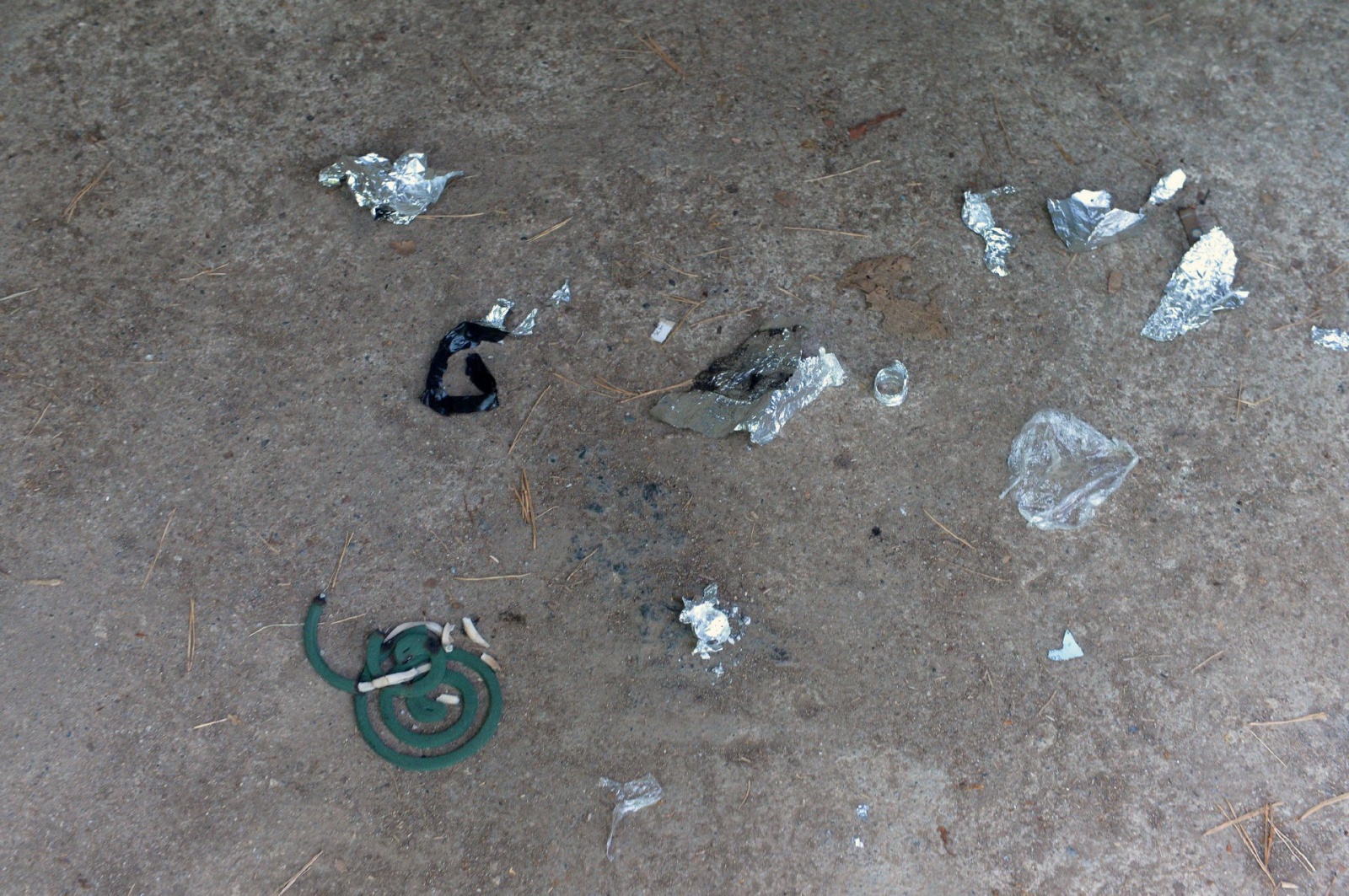 TRADATE OPERAZIONE ANTIDROGA ESEGUITA DALLA SEZIONE NARCOTICI SQUADRA MOBILE CON L�AUSILIO DEL REPARTO PREVENZIONE CRIMINE, CARABINIERI E POLIZIE LOCALI NELLA FOTO RESTI DI DOSI