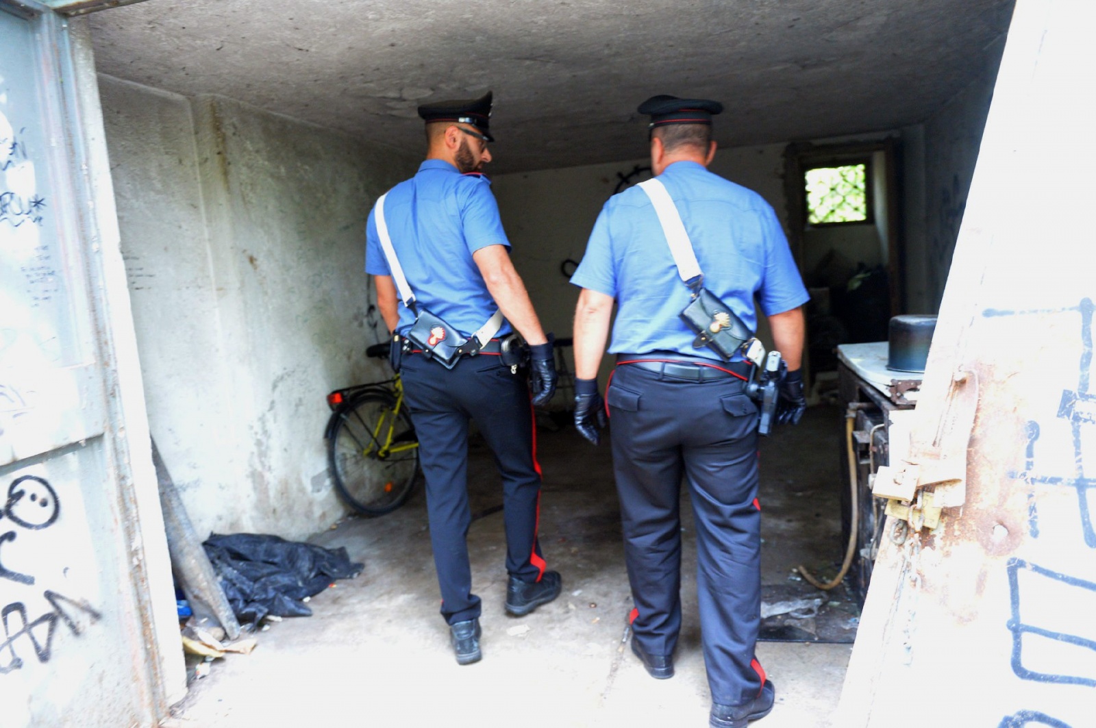 TRADATE OPERAZIONE ANTIDROGA ESEGUITA DALLA SEZIONE NARCOTICI SQUADRA MOBILE CON L�AUSILIO DEL REPARTO PREVENZIONE CRIMINE, CARABINIERI E POLIZIE LOCALI NELLA FOTO INTERNO DELLA CASETTA USATO COME BASE E BIVACCO DAGLI SPACCIATORI