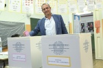 Il leader di Unione Popolare, Luigi de Magistris, al voto nel seggio elettorale del quartiere Vomero di Napoli, 25 settembre 2022. ANSA/CIRO FUSCO