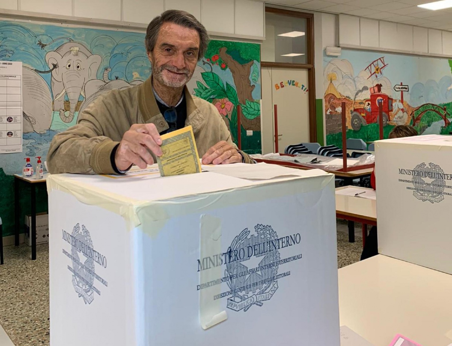 Il presidente della Regione Lombardia, Attilio Fontana, al voto, 25 settembre 2022. ANSA/UFFICIO STAMPA +++ ANSA PROVIDES ACCESS TO THIS HANDOUT PHOTO TO BE USED SOLELY TO ILLUSTRATE NEWS REPORTING OR COMMENTARY ON THE FACTS OR EVENTS DEPICTED IN THIS IMA