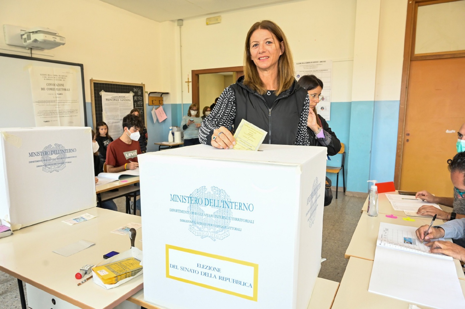 VARESE ELEZIONI POLITICHE 25 SETTEMBRE 2022 GENTE AL VOTO NELLA FOTO IVANA PERUSIN