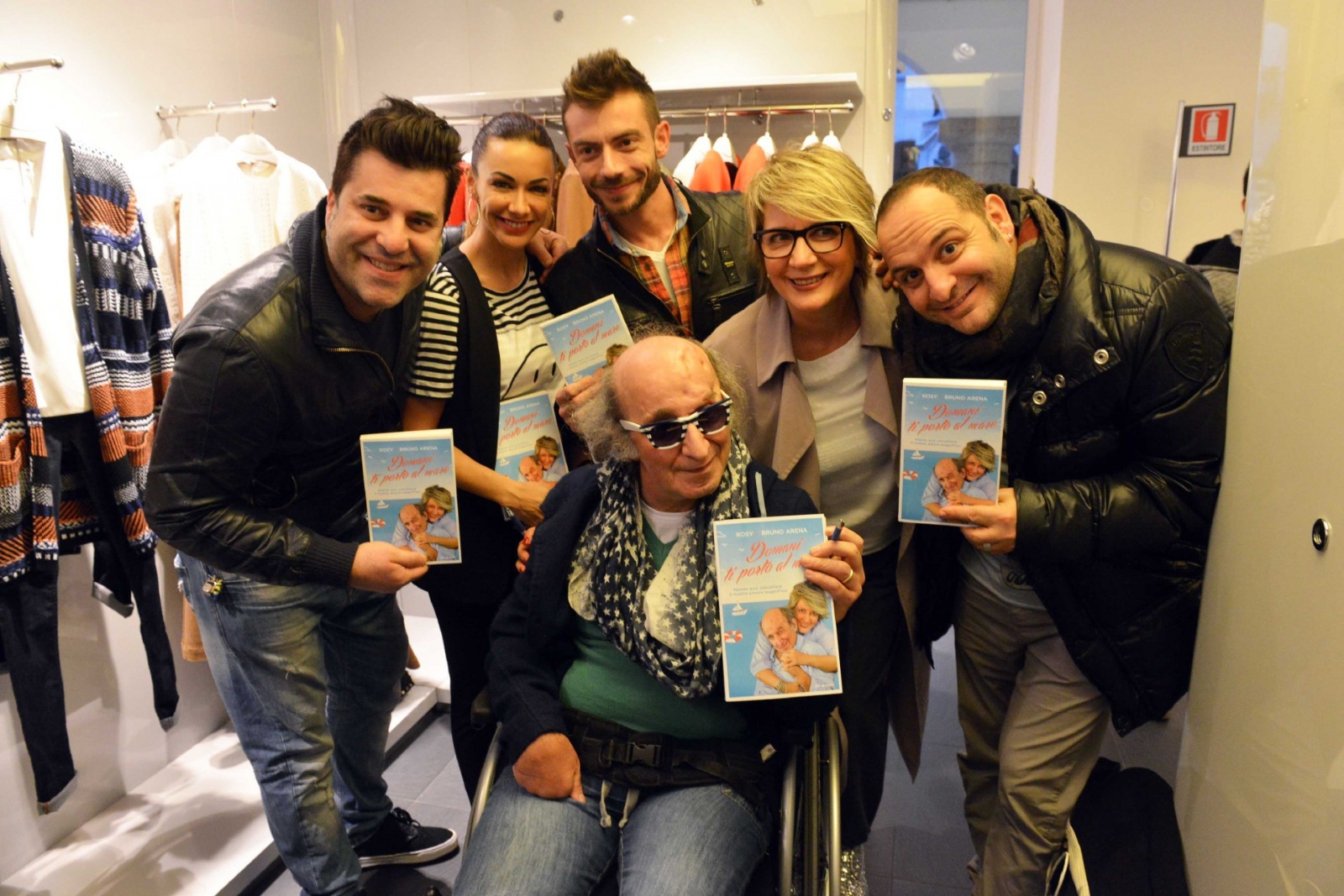 VARESE PRESENTAZIONE DEL LIBRO DI ROSY MOGLIE DI BRUNO ARENA DEI FICHI D'INDIA AL NEGOZIO STEFANEL DI CORSO MATTEOTTI foto FOTO DI GRUPPO CON I PERSONAGGI DI COLORADO CAFFE CON MILITA PISTILLO SCINTILLA ANDREA VIGANO E ENZO POLIDORIO