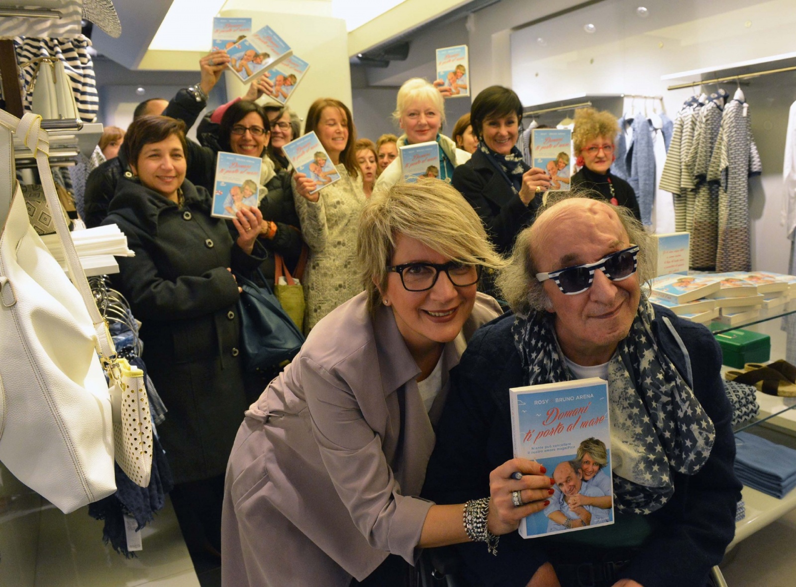 VARESE PRESENTAZIONE DEL LIBRO DI ROSY MOGLIE DI BRUNO ARENA DEI FICHI D'INDIA AL NEGOZIO STEFANEL DI CORSO MATTEOTTI