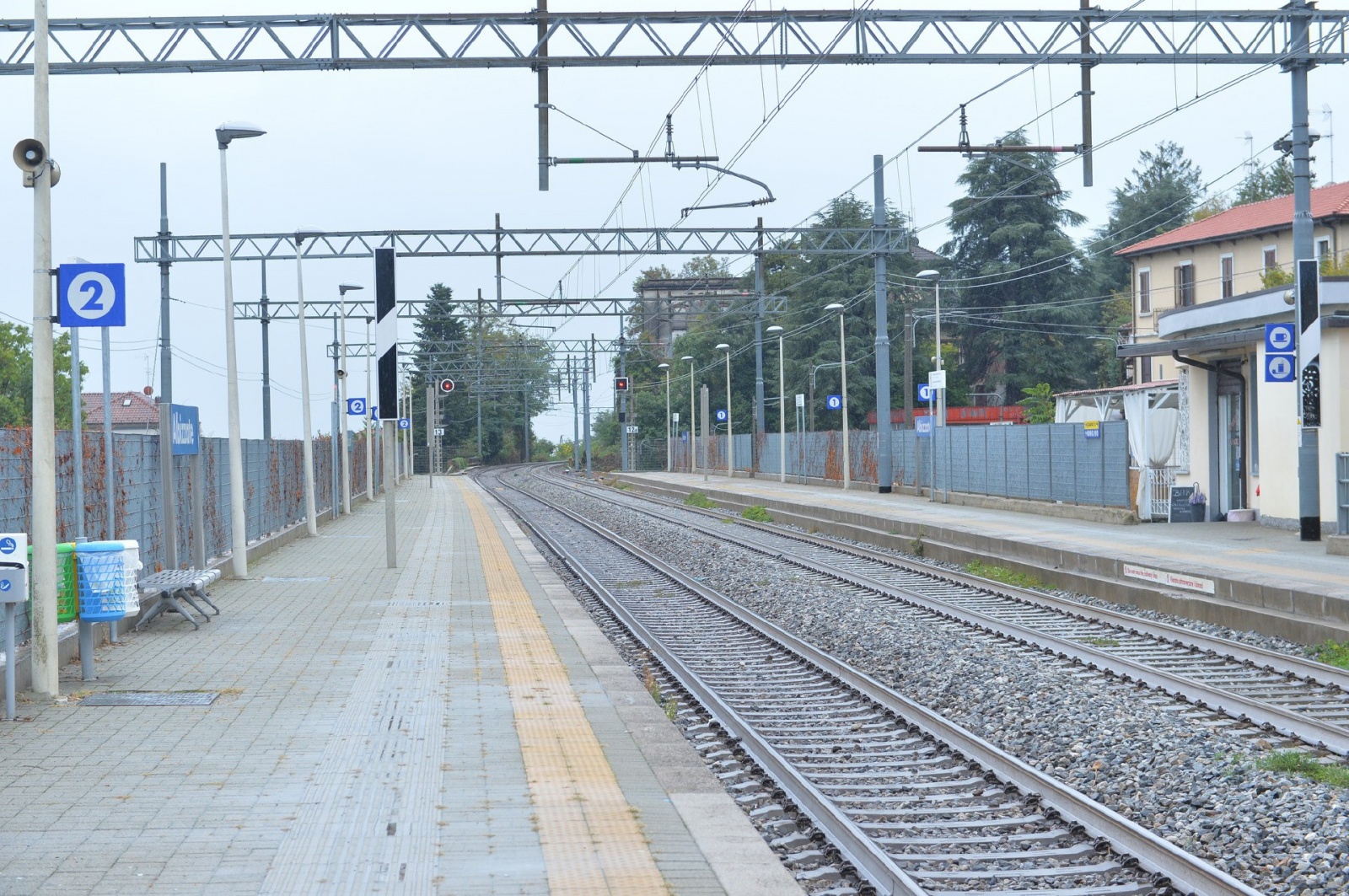 ALBIZZATE STAZIONE FERROVIARIA E ZONA BINARI DOVE EÕ STATO TRAVOLTO IL RAGAZZO LA NOTTE SCORSA