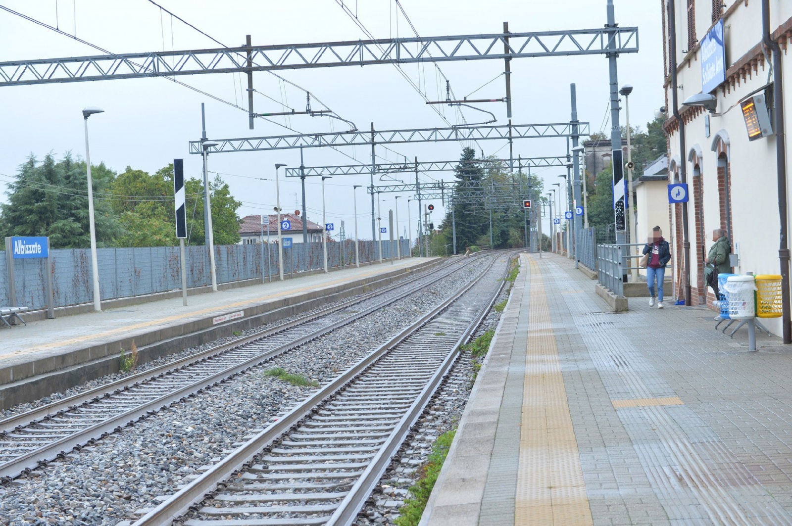 ALBIZZATE STAZIONE FERROVIARIA E ZONA BINARI DOVE E’ STATO TRAVOLTO IL RAGAZZO LA NOTTE SCORSA