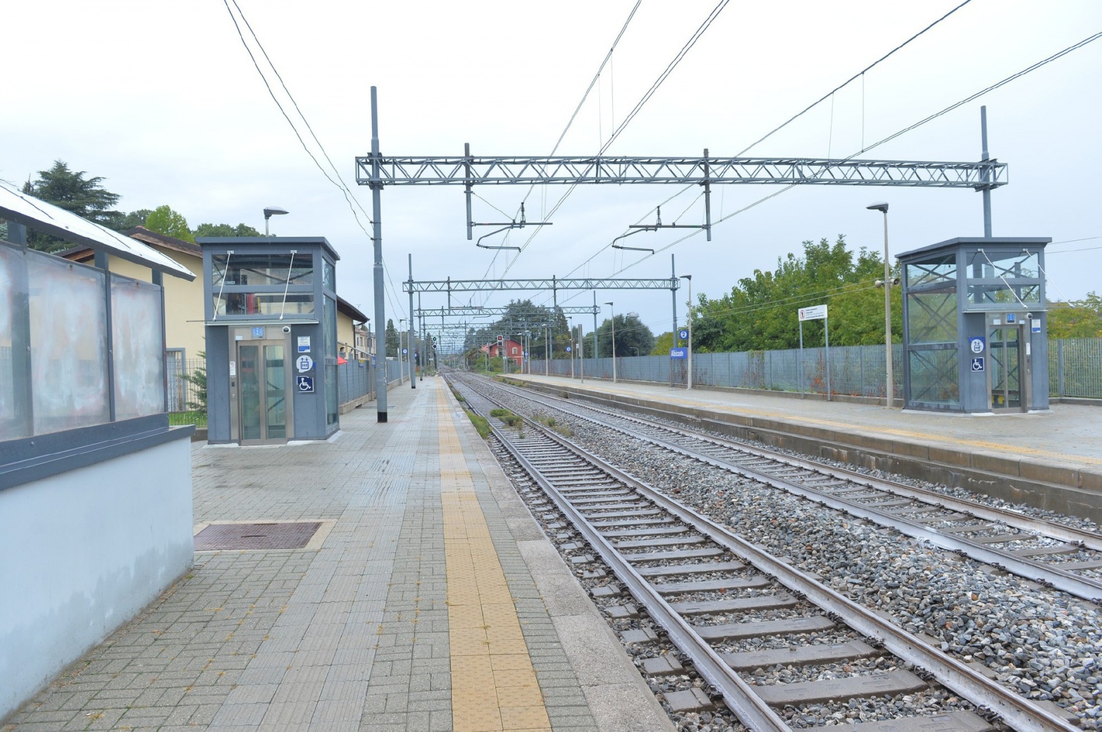 ALBIZZATE STAZIONE FERROVIARIA E ZONA BINARI DOVE EÕ STATO TRAVOLTO IL RAGAZZO LA NOTTE SCORSA